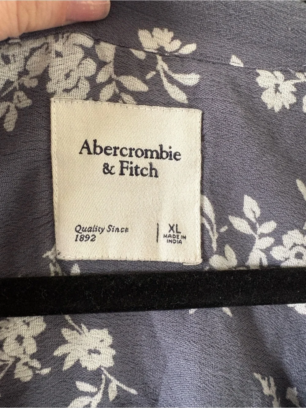 Abercrombie & Fitch Charcoal Gray Floral Button-Front Tie Hem Blouse - Picture 2 of 4
